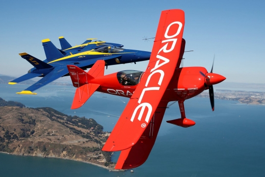 Aksi Oracle bermanuver terbalik di atas Blue Angels