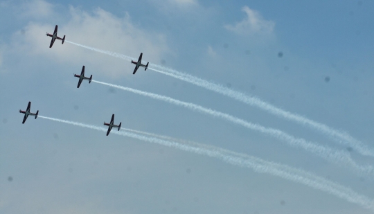 Tim aerobatik Jupiter 'menari' di langit Cilegon