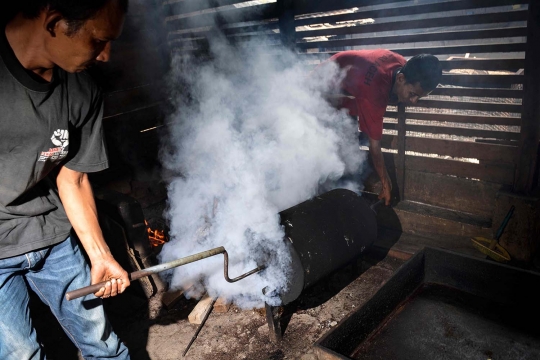 Melihat lebih dekat roasting kopi tradisional di Aceh