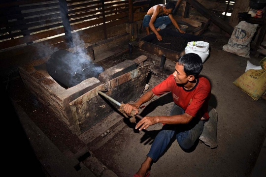 Melihat lebih dekat roasting kopi tradisional di Aceh