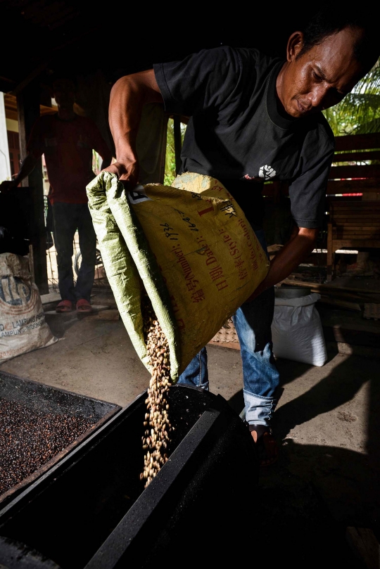 Melihat lebih dekat roasting kopi tradisional di Aceh