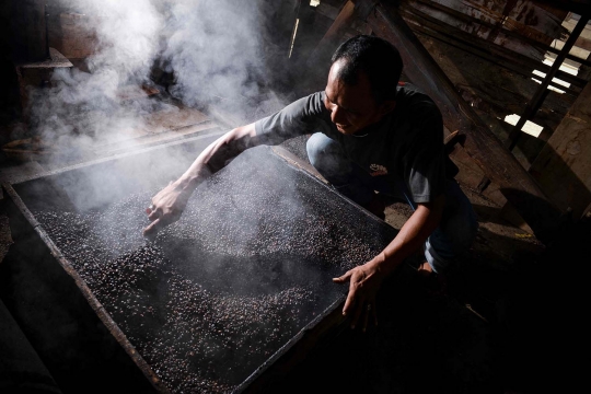 Melihat lebih dekat roasting kopi tradisional di Aceh