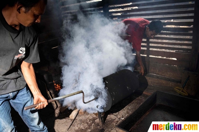 Foto : Melihat lebih dekat roasting kopi tradisional di ...