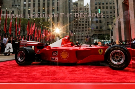 Ulang tahun Ferrari, mobil F1 Michael Schumacher berpose di karpet merah