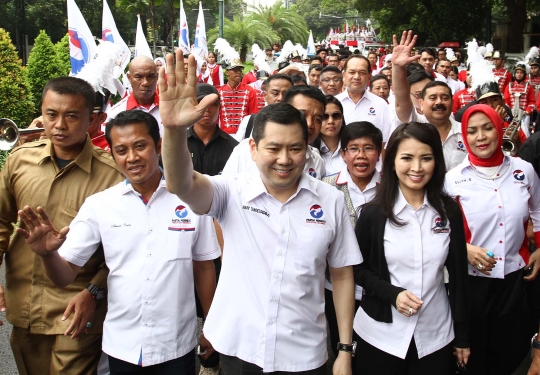 Dikawal para kader dan simpatisan, Hary Tanoe jalan kaki daftar Perindo ke KPU