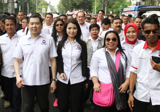 Dikawal para kader dan simpatisan, Hary Tanoe jalan kaki daftar Perindo ke KPU