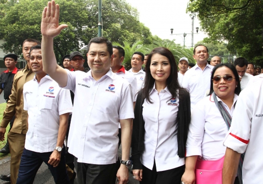 Dikawal para kader dan simpatisan, Hary Tanoe jalan kaki daftar Perindo ke KPU