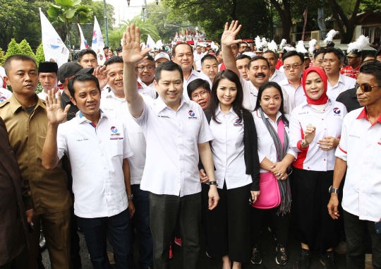 Dikawal para kader dan simpatisan, Hary Tanoe jalan kaki daftar Perindo ke KPU