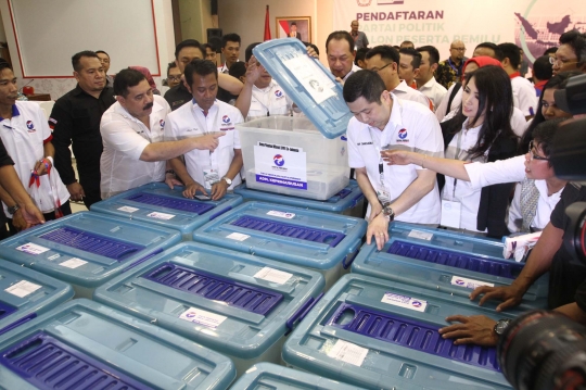 Dikawal para kader dan simpatisan, Hary Tanoe jalan kaki daftar Perindo ke KPU