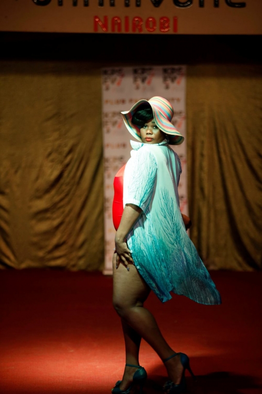 Aksi catwalk para model bertubuh gemuk di Kenya