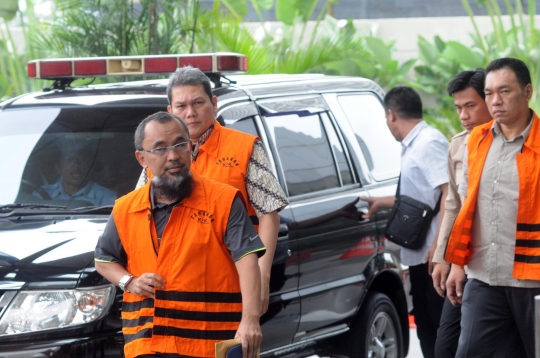 Muka-muka tiga tersangka suap saat jalani pemeriksaan di KPK