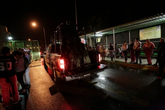 Wajah cemas keluarga napi di tengah kerusuhan berdarah penjara Meksiko