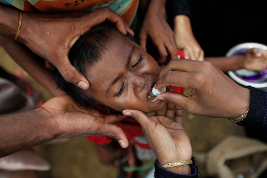 Ekspresi anak-anak Rohingya saat diberi vaksin kolera