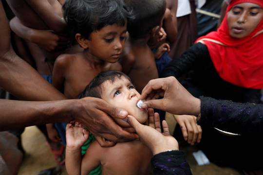 Ekspresi anak-anak Rohingya saat diberi vaksin kolera