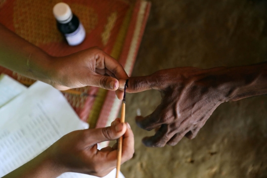Ekspresi anak-anak Rohingya saat diberi vaksin kolera