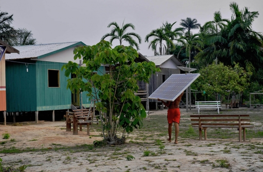 Listrik energi surya sinari pedalaman Hutan Amazon