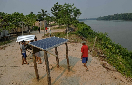 Listrik energi surya sinari pedalaman Hutan Amazon