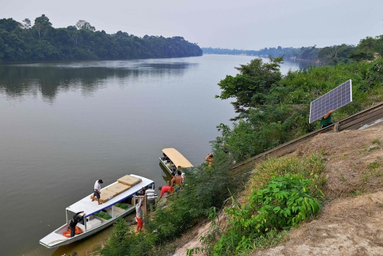 Listrik energi surya sinari pedalaman Hutan Amazon