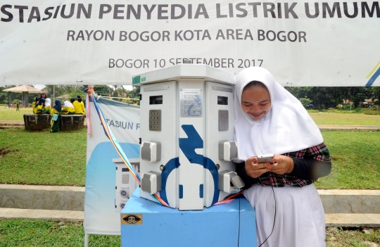 Warga Bogor nikmati Stasiun Pengisian Listrik Umum PLN