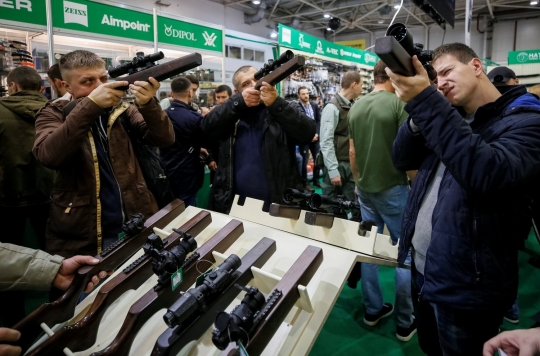 Melihat pameran senjata militer Ukraina