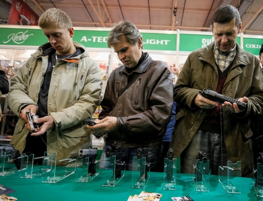 Melihat pameran senjata militer Ukraina