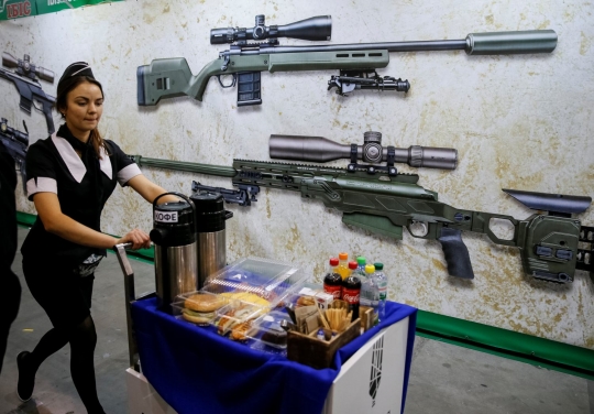 Melihat pameran senjata militer Ukraina