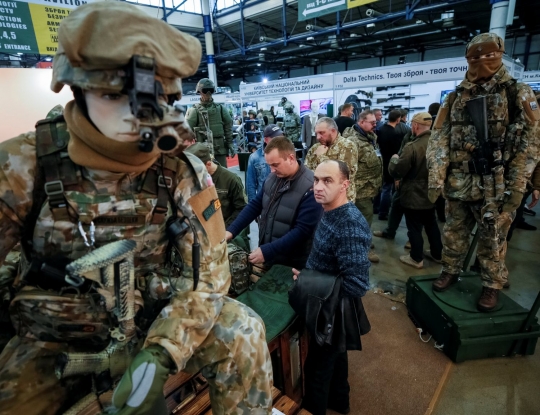 Melihat pameran senjata militer Ukraina