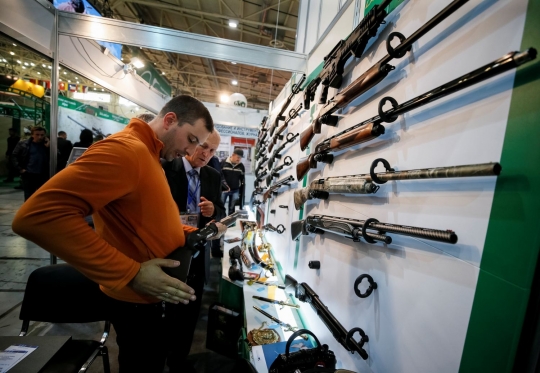 Melihat pameran senjata militer Ukraina