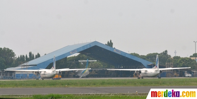 Terlihat sejumlah pesawat terparkir di tengah aktivitas pembangunan infrastruktur di Bandara Pondok Cabe, Tangerang Selatan, Kamis (12/10).

