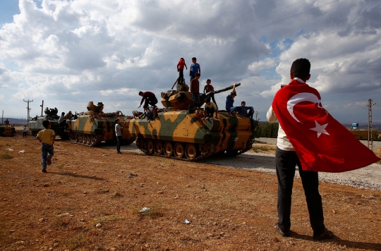 Keceriaan anak-anak sambut konvoi tank Turki menuju Suriah