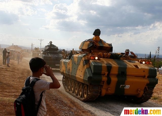 Foto : Keceriaan anak-anak sambut konvoi tank Turki menuju 