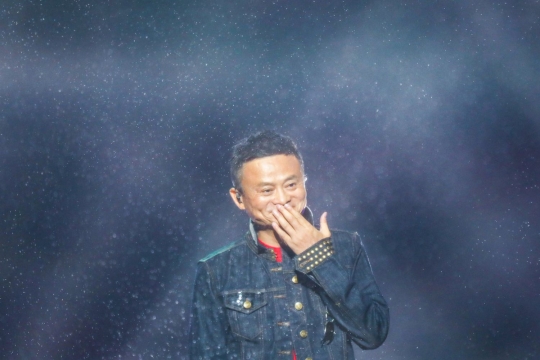 Gaya Bos Alibaba Jack Ma bernyanyi bak rocker di Festival Musik Yunqi