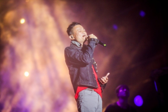 Gaya Bos Alibaba Jack Ma bernyanyi bak rocker di Festival Musik Yunqi