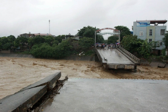 Dahsyatnya banjir di Vietnam hingga telan 37 nyawa