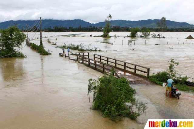 Foto : Dahsyatnya banjir di Vietnam hingga telan 37 nyawa ...