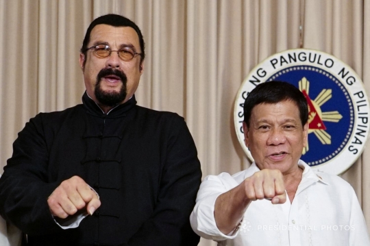 Gaya Duterte bertemu aktor laga Steven Seagal
