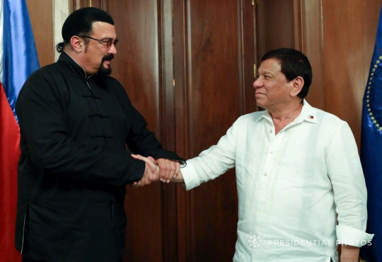 Gaya Duterte bertemu aktor laga Steven Seagal