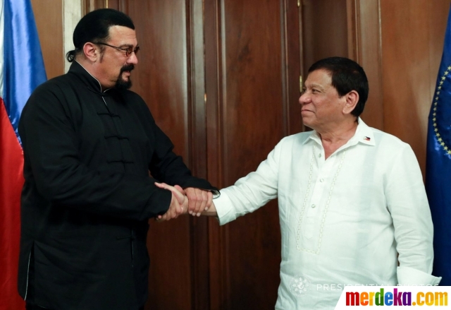 Film Laga Amerika | foto gaya duterte bertemu aktor laga steven seagal Film Laga Amerika | foto gaya duterte bertemu aktor laga steven seagal