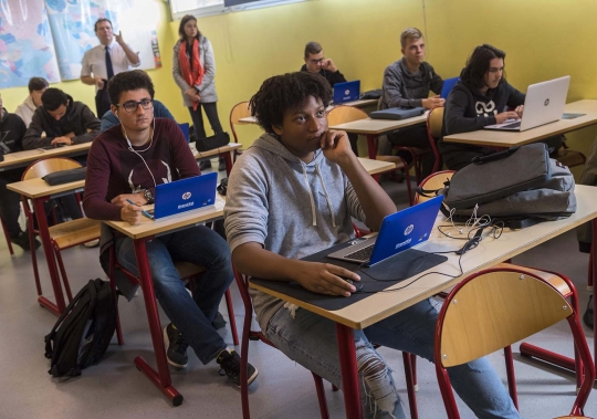 Canggihnya SMA di Prancis gunakan smartphone dan laptop sebagai pengganti buku