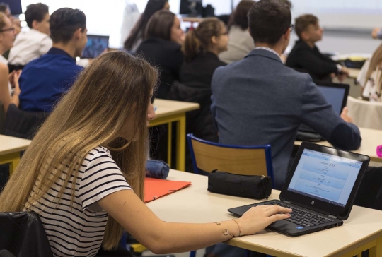 Canggihnya SMA di Prancis gunakan smartphone dan laptop sebagai pengganti buku