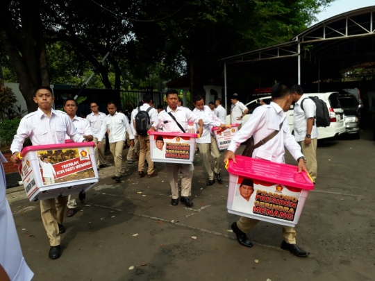 Gaya Prabowo berkaca mata hitam antar langsung berkas partainya ke KPU