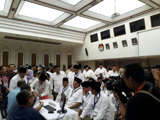 Gaya Prabowo berkaca mata hitam antar langsung berkas partainya ke KPU