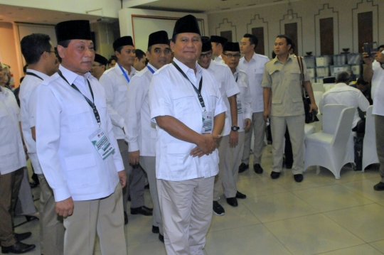 Didampingi Sandiaga, Prabowo tunjukkan berkas pendaftaran Gerindra di KPU