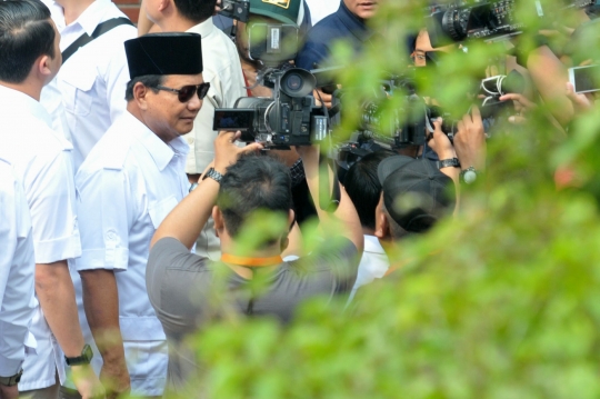 Didampingi Sandiaga, Prabowo tunjukkan berkas pendaftaran Gerindra di KPU