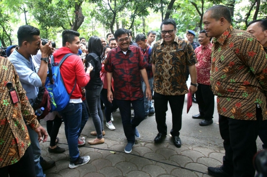 Bursa Cagub Jatim, Djarot hingga Emil Dardak sambangi rumah Megawati