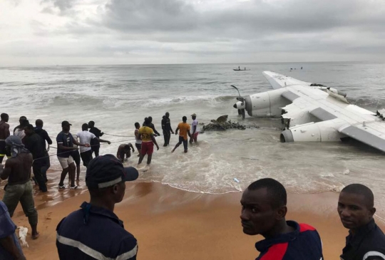 Hantam laut Pantai Gading, pesawat kargo buatan Rusia terbelah