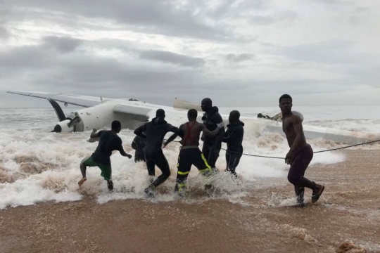 Hantam laut Pantai Gading, pesawat kargo buatan Rusia terbelah