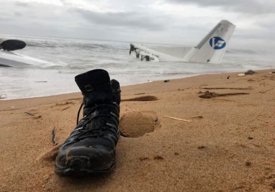 Hantam laut Pantai Gading, pesawat kargo buatan Rusia terbelah