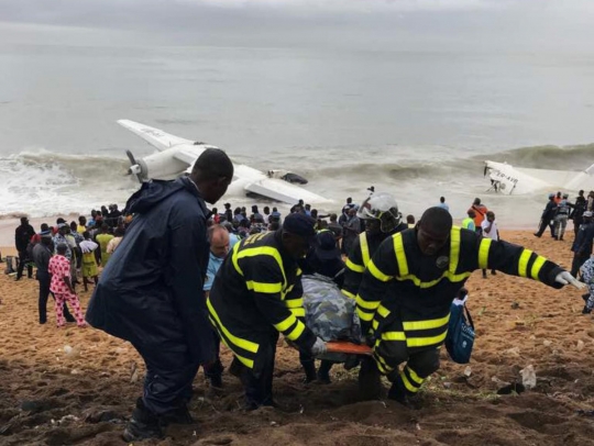 Hantam laut Pantai Gading, pesawat kargo buatan Rusia terbelah