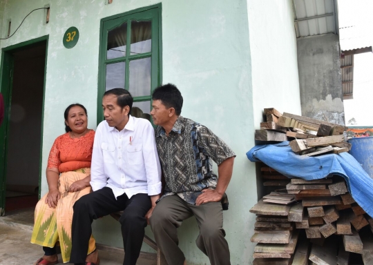 Kunjungi relokasi Sinabung, Jokowi merakyat dengan pengungsi